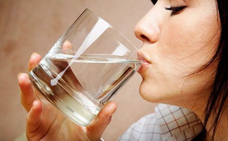 bere 16 litri d'acqua al giorno può causare gravi malattie
