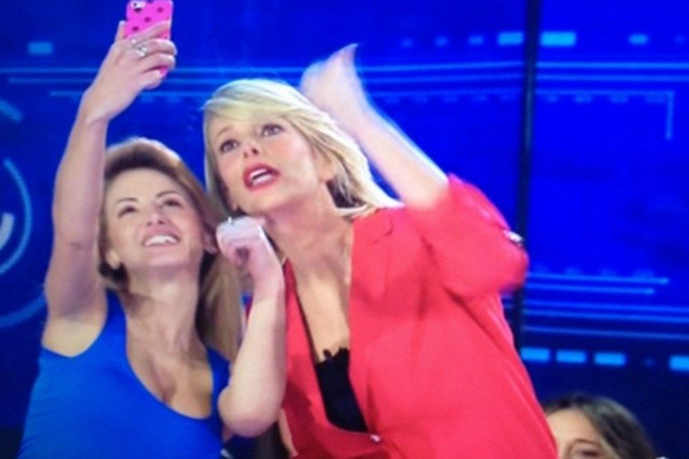 Isola dei famosi 2015, Rosy Maggiulli irrompe in diretta per selfie con Alessia Marcuzzi