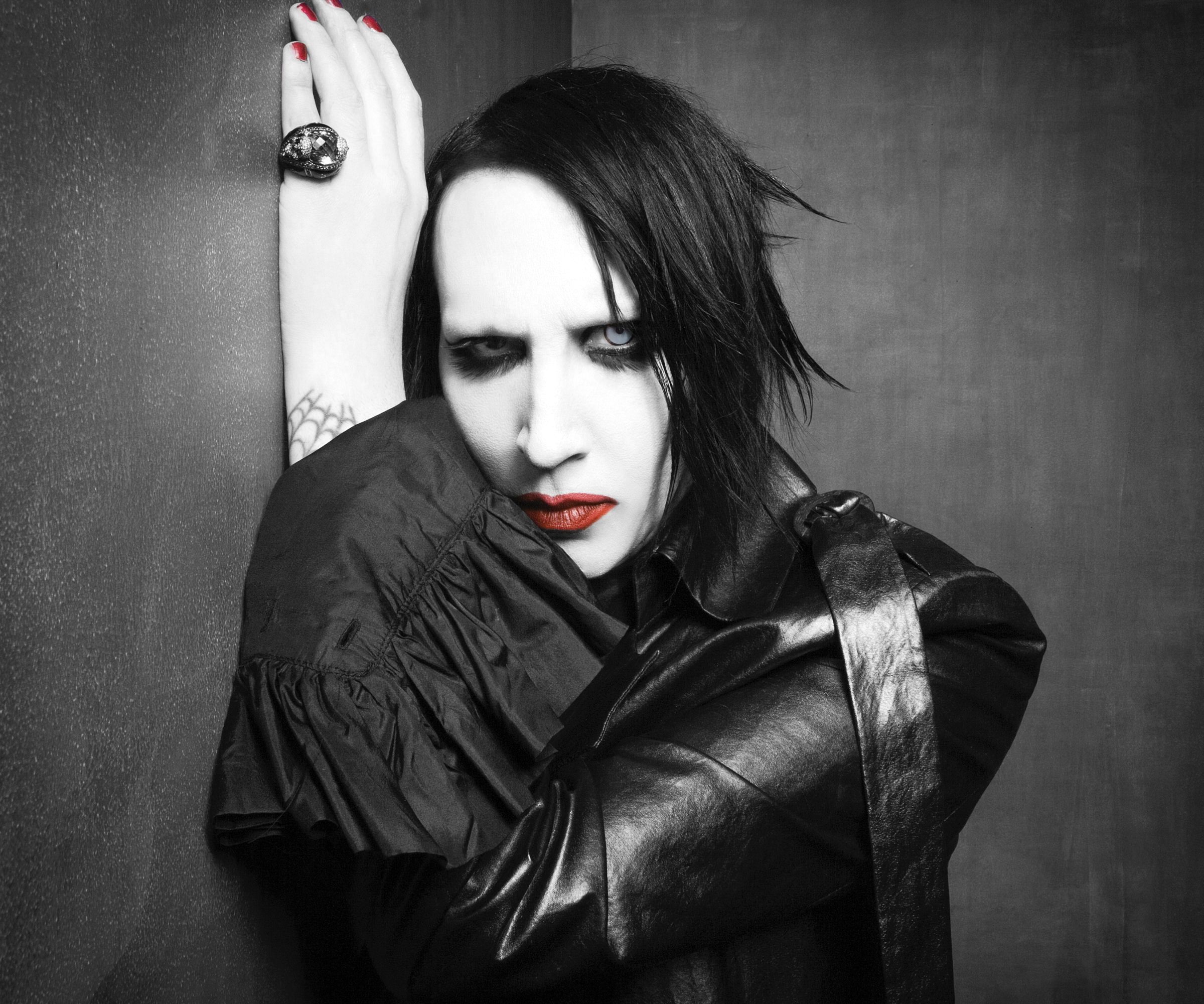 Marilyn Manson, rissa e pugni in faccia in un ristorante canadese