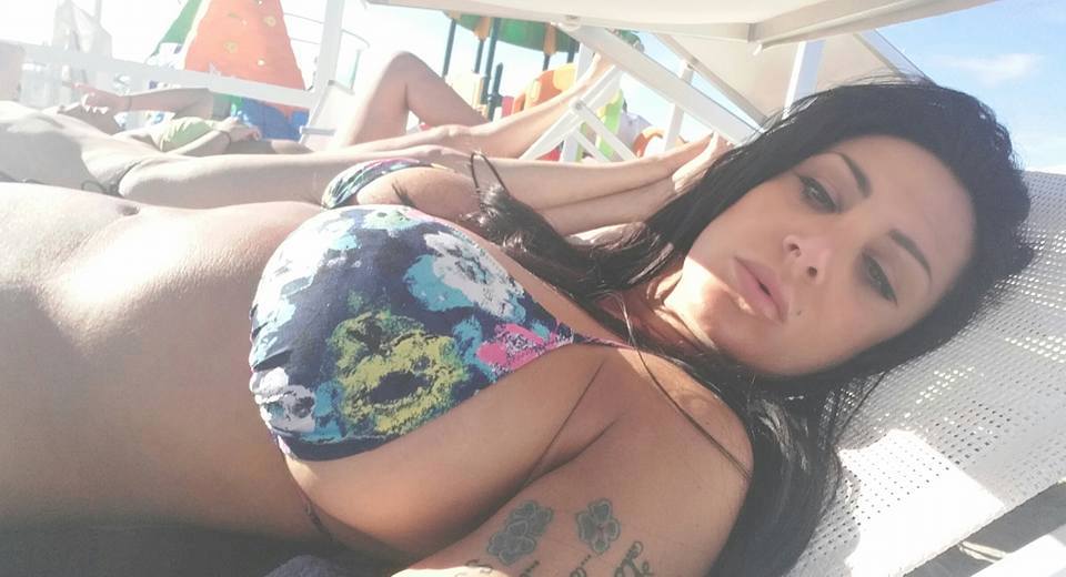 Marika Fruscio sexy su Facebook in vacanza al mare