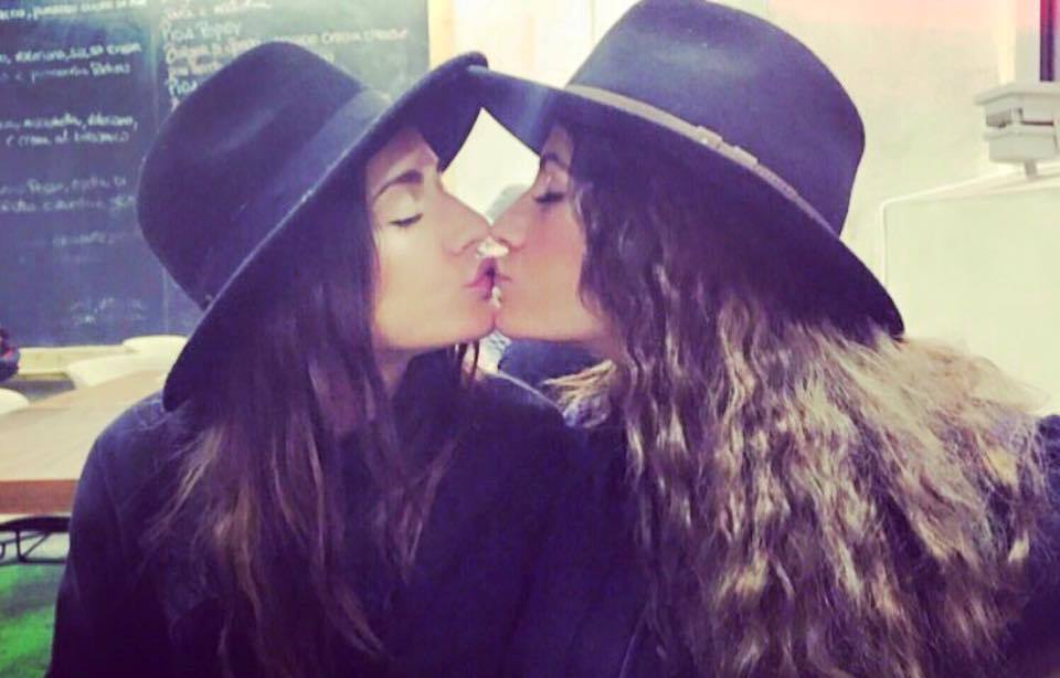 Jessica Vella bacia la sorella gemella Lidia del GF14 - Foto: Instagram