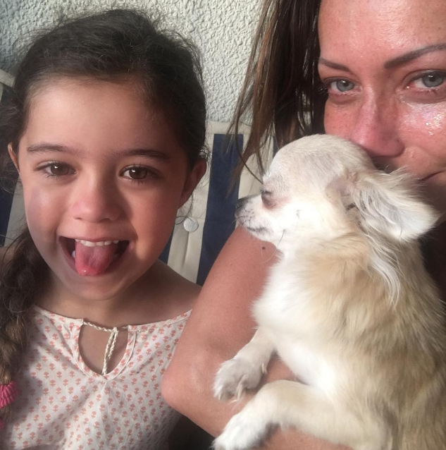 Karina Cascella con il suo cane in braccio e la figlia Ginevra - Foto: Instagram