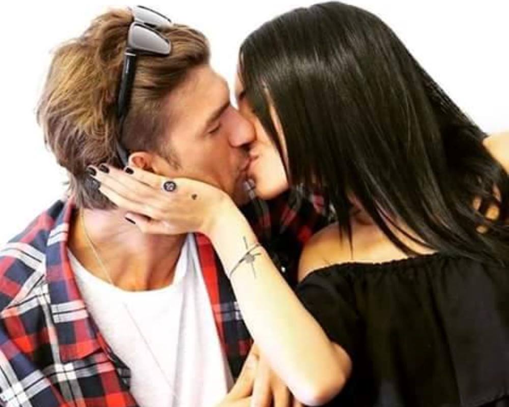 Andrea Damante e Giulia De Lellis di Uomini e Donne si baciano - Foto: Facebook