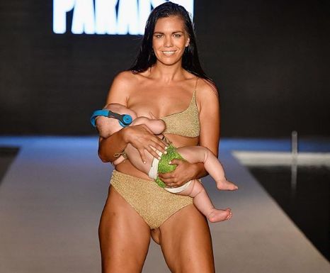 Mara Martin sfila in passerella mentre allatta la figlia: la modella replica alle critiche