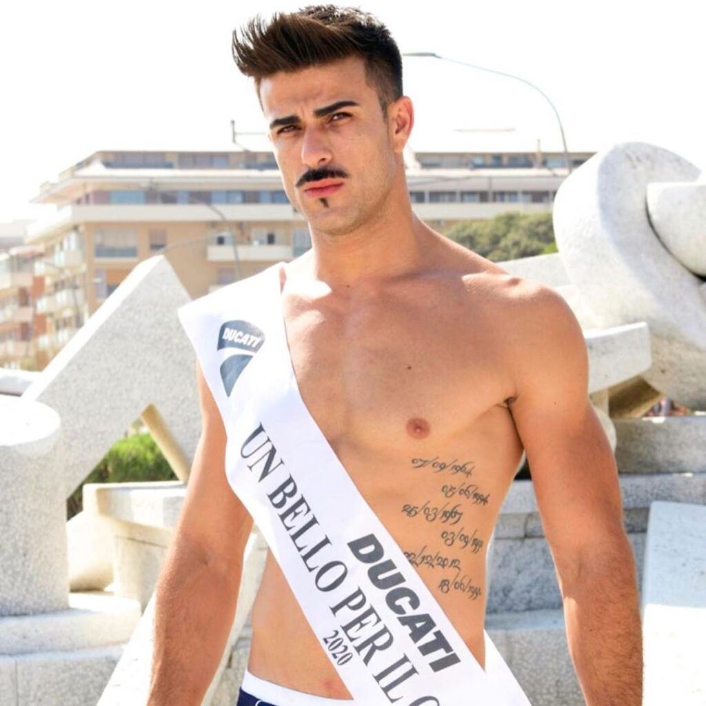 Ervis Sufaj con la fascia di Un bello per il cinema a Mister Italia 2020 - Foto: Instagram